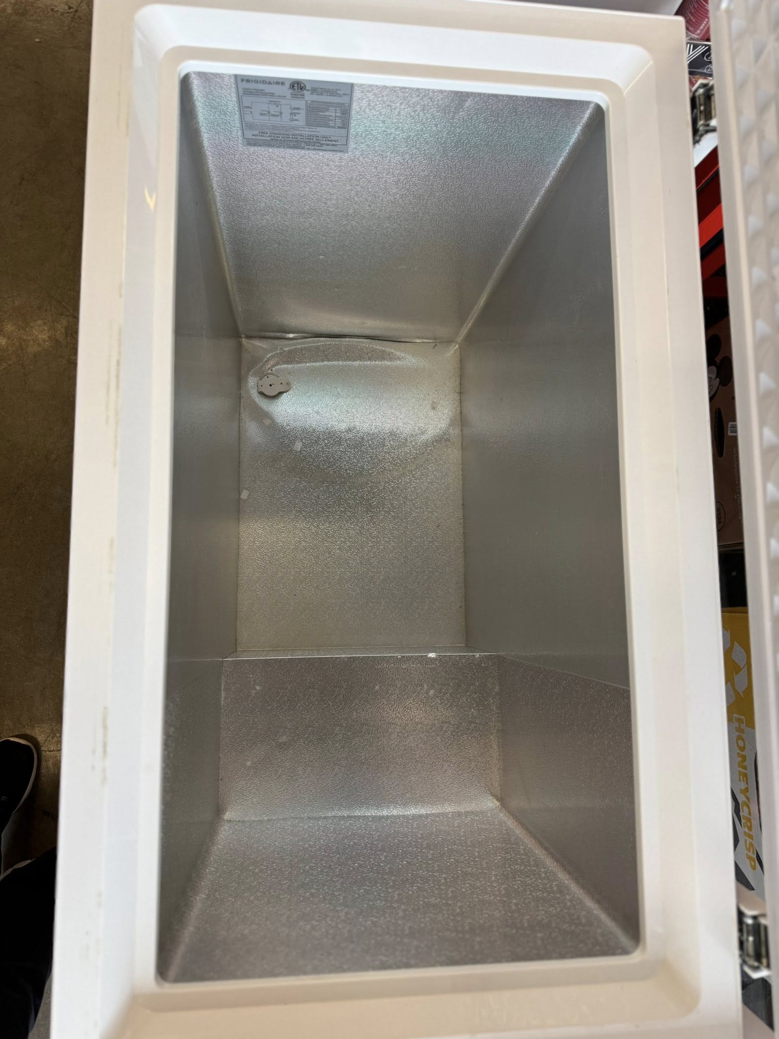 7.0 cu ft Manual Defrost Chest Freezer in White Garage Ready - Pickup Only